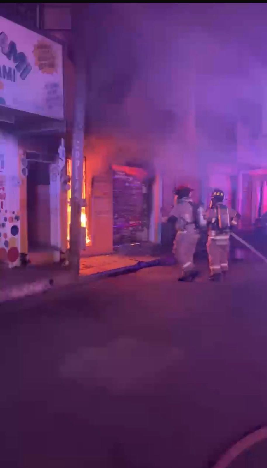$!Incendio arrasa con tienda de artículos para fiestas en el Centro de Mazatlán