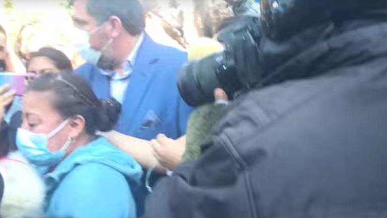 Las familiares irrumpieron en una conferencia de prensa que realizaban diputados del PAN, para exigir noticias del paradero del menor.