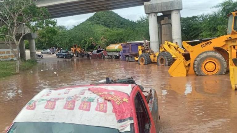 El río Baluarte desbordó e inundó casas y parcelas.