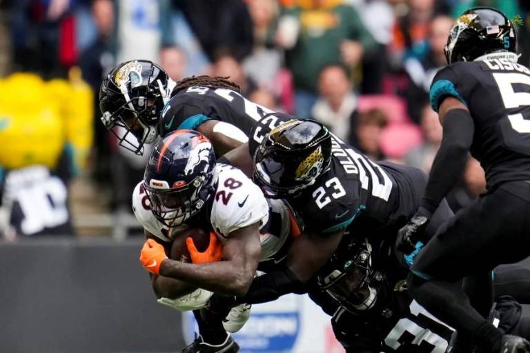 Broncos remontan en el último cuarto para ganar 21-17 a Jaguares en Londres