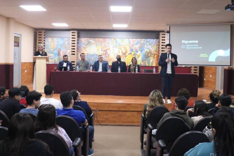 Charlan con estudiantes sobre el arte de emprender