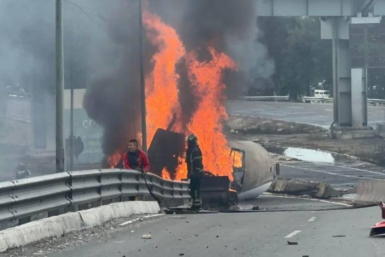 Suman 20 personas muertas por explosión de pipa de gas en Iztapalapa; falleció chofer