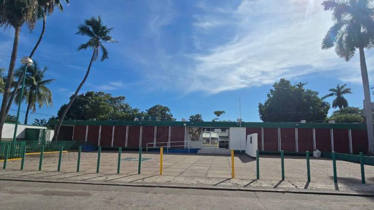 El trabajador herido fue llevado primero al IMSS de El Rosario y posteriormente a Mazatlán debido a la gravedad de las lesiones.