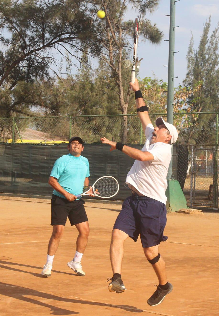 $!Aseguran Vázquez y Peña su lugar en semifinales del Torneo del Día del Padre del Muralla