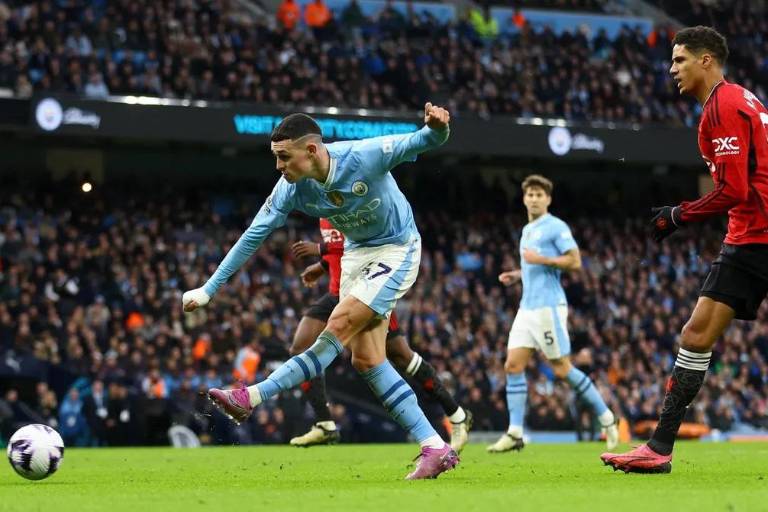 Foden lidera remontada en el derbi de Manchester