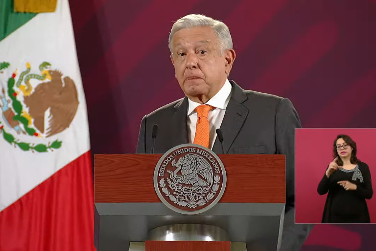 AMLO califica de chantaje toma del aeropuerto de Culiacán por agricultores