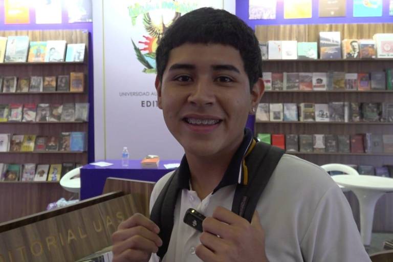 Visitantes disfrutan de las actividades que brinda la Feria del Libro de la UAS