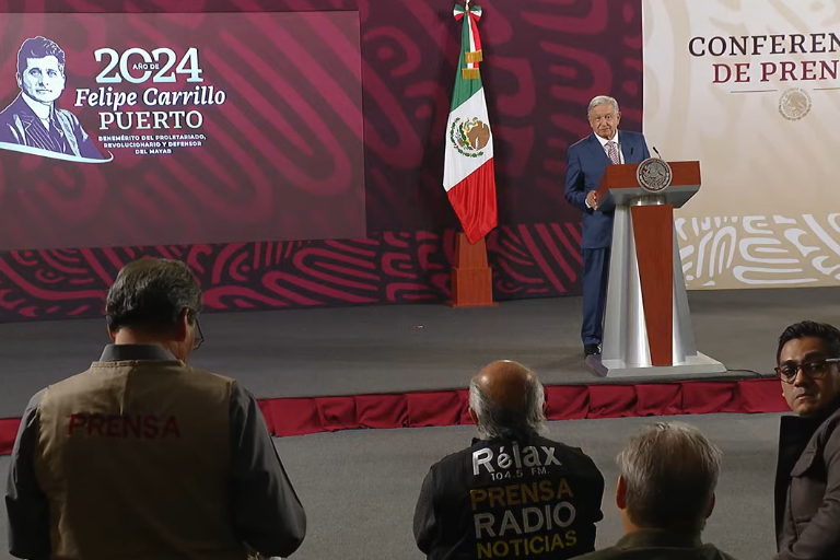 AMLO niega que Los Zetas pagaron su campaña en 2006 y acusa a Loret de montaje