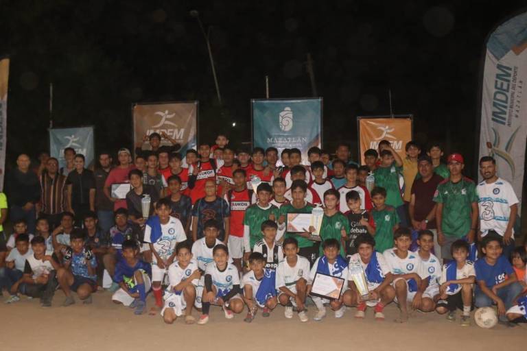 Premian al talento del Torneo de Futbol Intercolonial