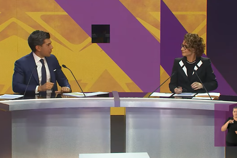 Critica López Obrador preguntas de moderadores en el primer debate presidencial