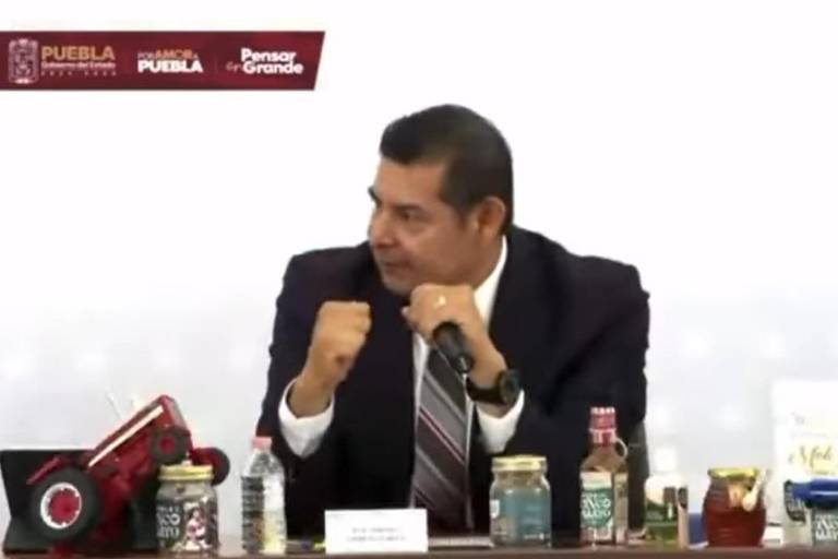 Gobernador de Puebla ofrece disculpas tras tronar los dedos a Secretaria de Turismo
