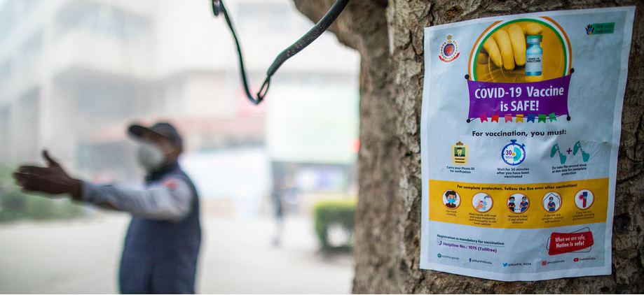 $!Un cartel contribuye a disipar los mitos sobre la vacuna Covid-19 en Nueva Delhi, India.