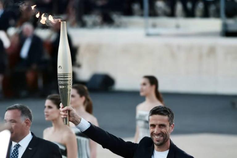 París 2024 recibe la llama olímpica en ceremonia en Atenas