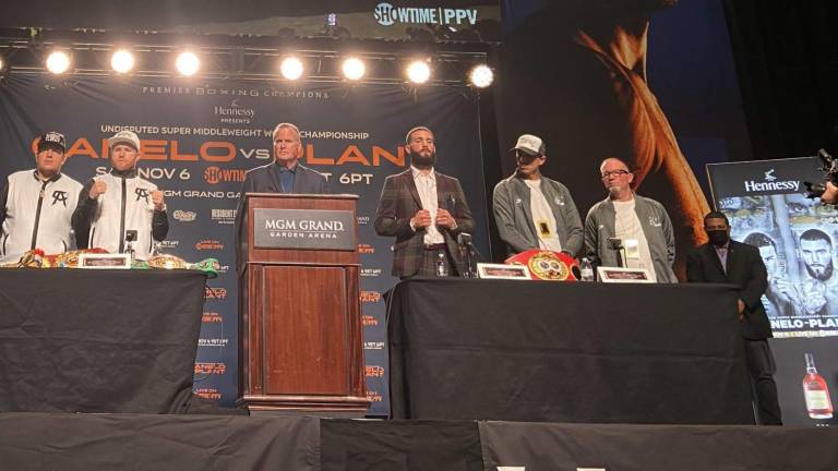 Saúl “Canelo” Álvarez y Caleb Plant se ven las caras antes de su pelea de este sábado.