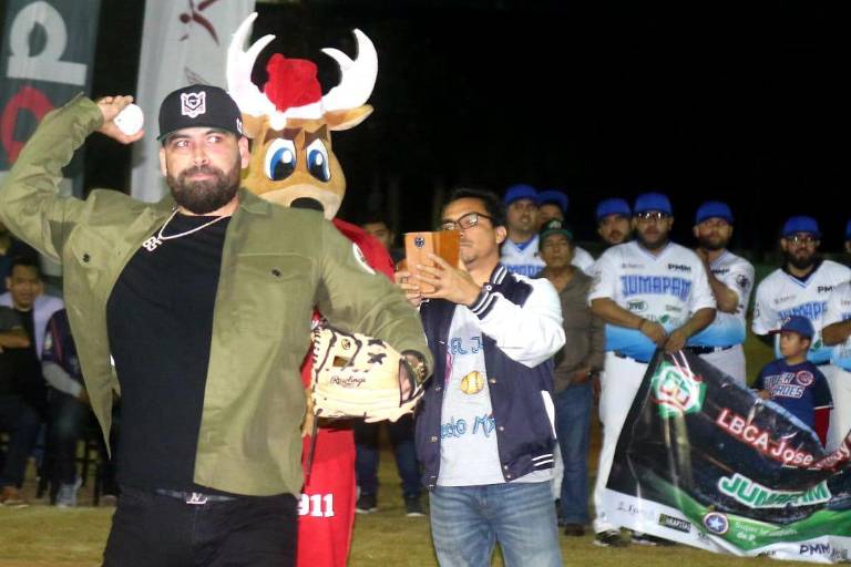 José Urquidy recibe homenaje en apertura de la Liga de Beisbol Clase Abierta