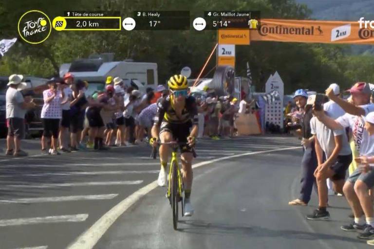 Simon Yates impone su jerarquía en el Macizo Central