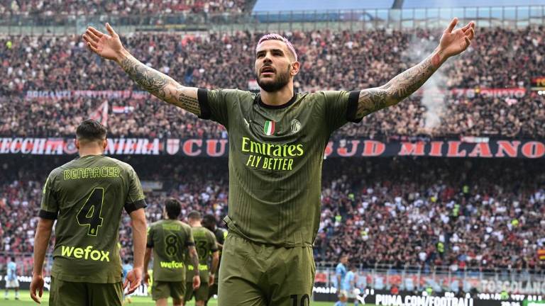 Milán vence a la Lazio y sueña con puestos de Champions