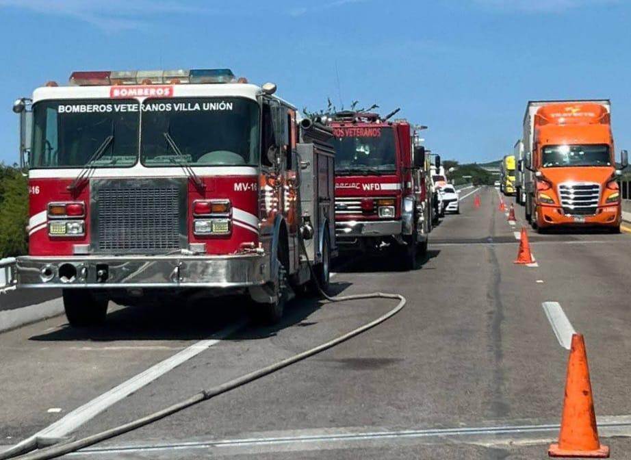 $!Se incendia remolque de tráiler en el Libramiento Mazatlán; cierran vialidad por varias horas