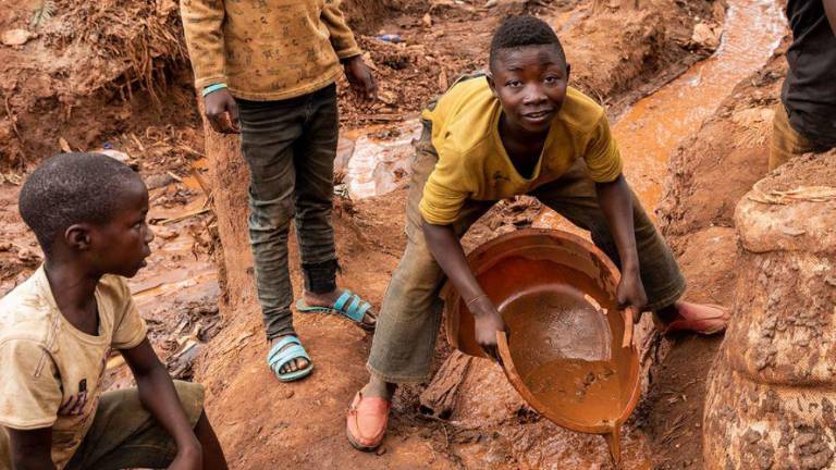 Niños trabajan en una tribu de Kivu del Sur, en la República Democrática del Congo.