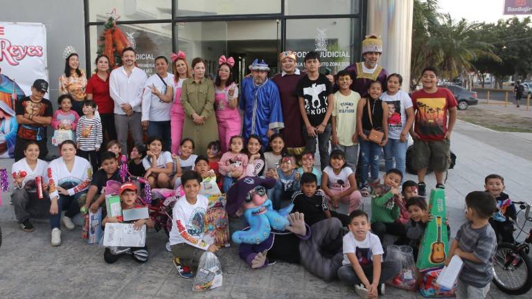 Niños y niñas recibieron los regalos que los lectores de Datemex donaron a la campaña.