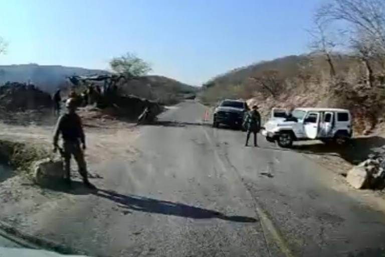 En cobertura de gira presidencial, hombres armados detienen a la prensa en Badiraguato
