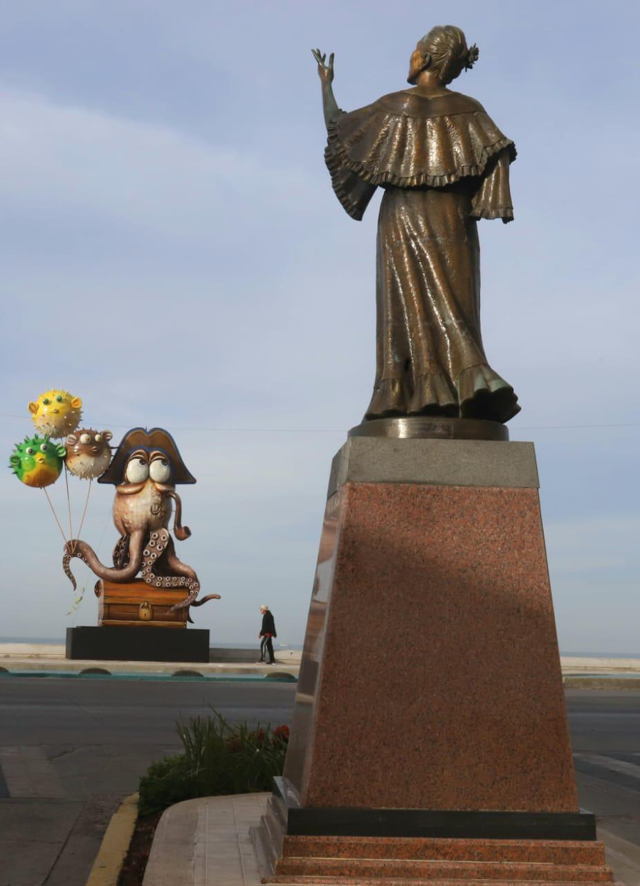 $!Presenta malecón de Mazatlán mayor colorido de ambiente de Carnaval