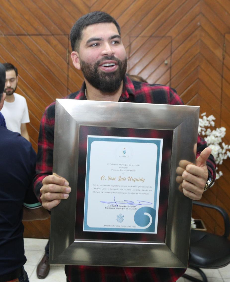 $!Trayectoria de José Luis Urquidy es reconocida por Ayuntamiento de Mazatlán