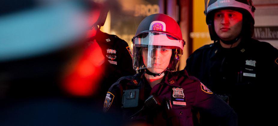 $!Agentes de policía de Nueva York durante las protestas contra el racismo tras la muerte del ciudadano de origen afroamericano George Floyd.