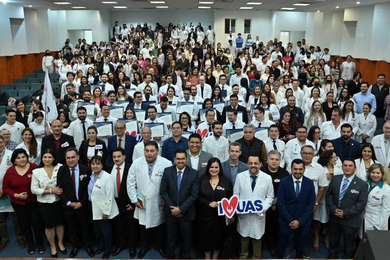 Reciben título profesional 46 médicos especialistas