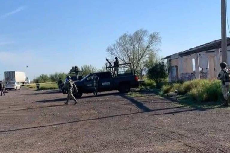 Localizan cuatro cuerpos en la carretera México 15, en Ahome