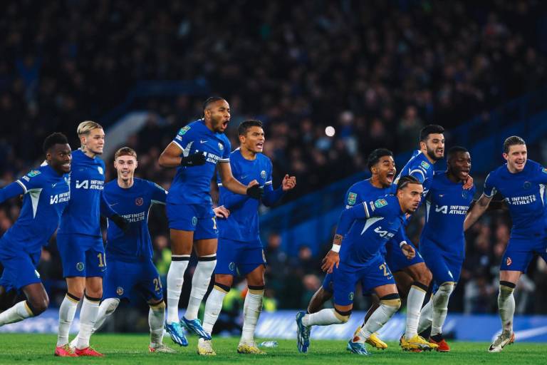El Chelsea avanza gracias a errores de Kieran Trippier
