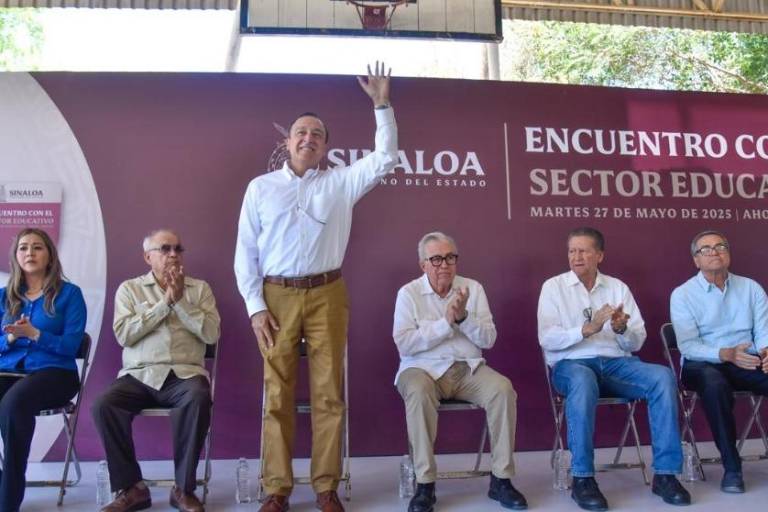 Rocha asiste a su primer evento con Alcalde de Mochis que relevó al desaforado Vargas Landeros