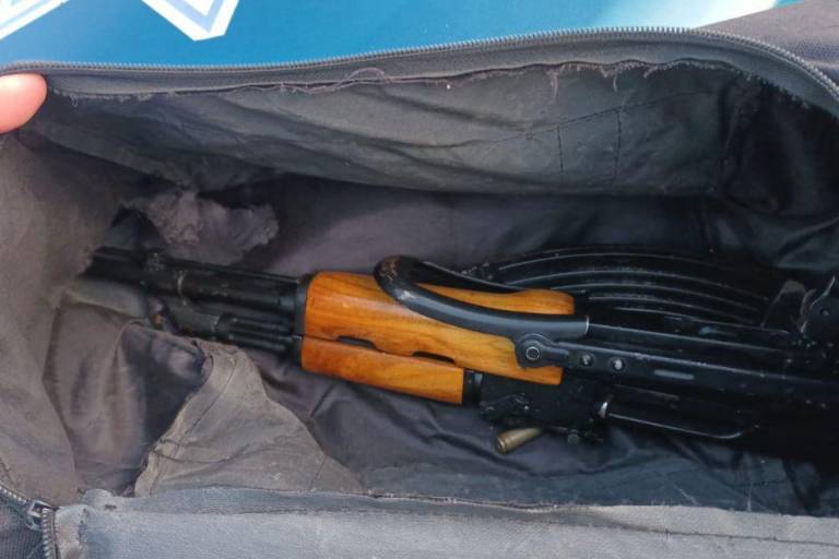 Policía Estatal asegura fusil AK-47 y municiones tras evasión de motociclista en Culiacán