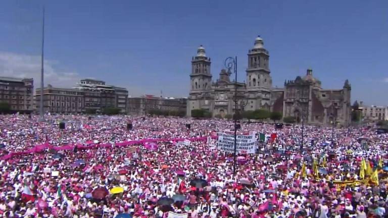 La plancha del Zócalo de la CDMX se llenó de manifestantes a favor del INE este domingo.
