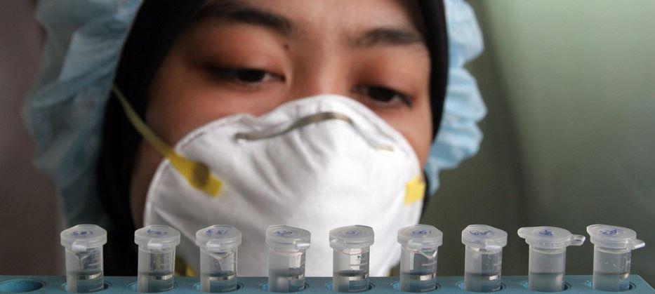 $!Una trabajadora de salud en el laboratorio.