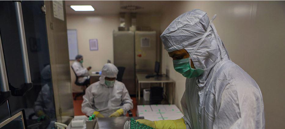 $!La vacuna Covid-19 de AstraZeneca/Oxford para el mecanismo COVAX se fabrica bajo licencia en la India.