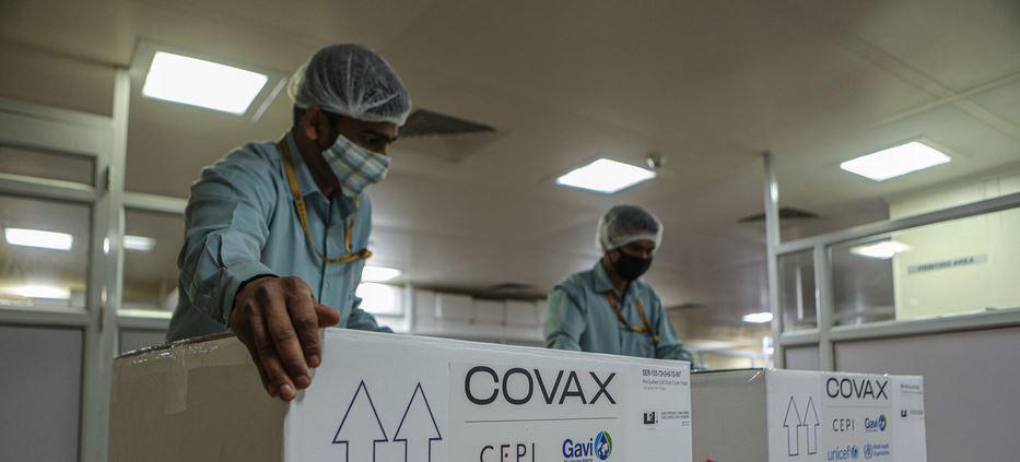 $!Empleados de Unicef en la India se preparan para exportar un cargamento de vacunas de Covax.