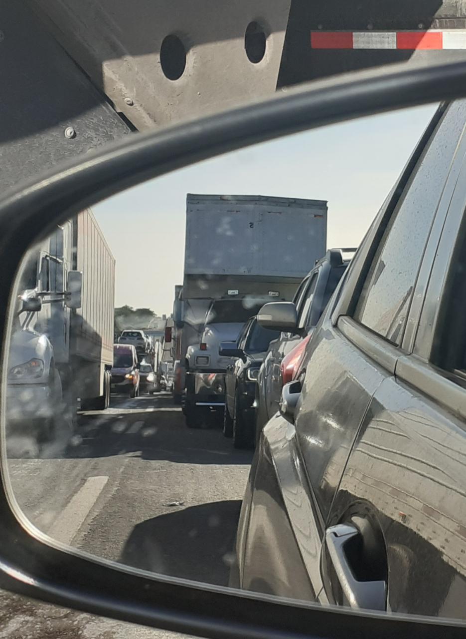 $!Se satura Autopista Mazatlán-Culiacán por falta de luz