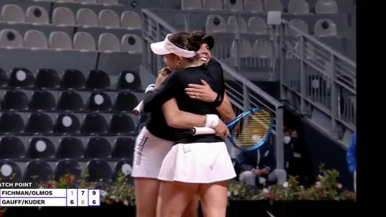 Giuliana Olmos y Sharon Fichman se felicitan tras avanzar a semifinales.