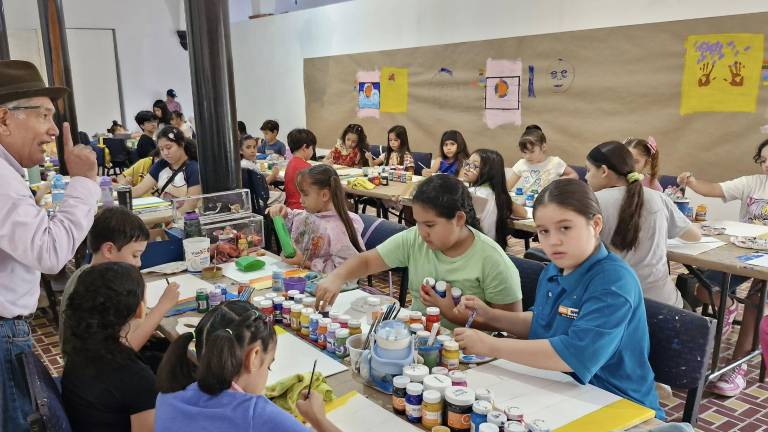 Los pequeños están listos para echar a volar su imaginación en cada una de las obras que pinten.