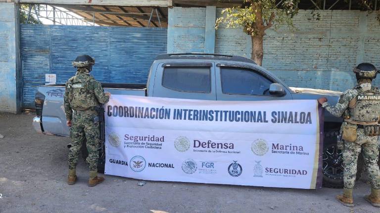En total se confiscaron tres vehículos con reporte de robo, un cargador, 19 cartuchos de diferentes calibres y cuatro máquinas tragamonedas.