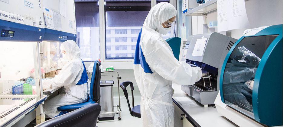 $!Personal técnico de laboratorio en un centro sanitario de Bangkok, en Tailandia.
