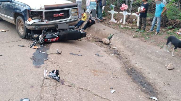 La motocicleta donde viajaban los dos menores estudiantes quedó debajo de la camioneta que los arrolló.