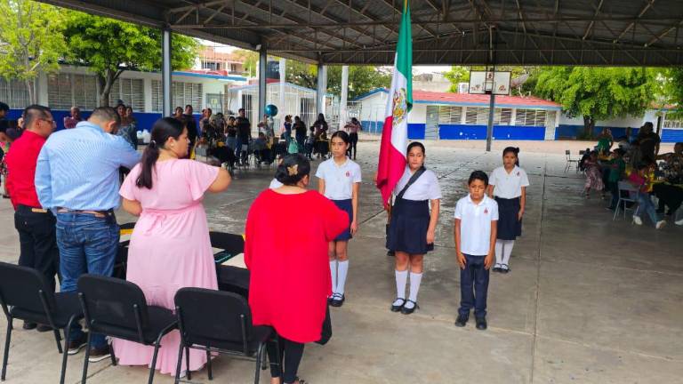 Los honores a la bandera fueron parte de la ceremonia.