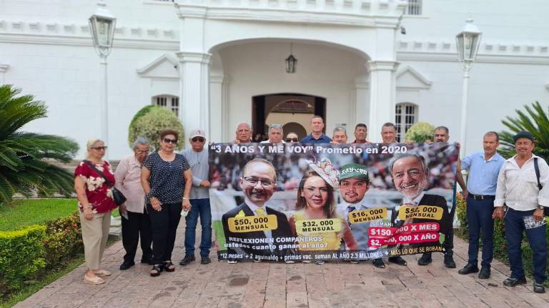Protesta de jubilados del Sindicato del Ayuntamiento de Culiacán en Palacio Municipal.
