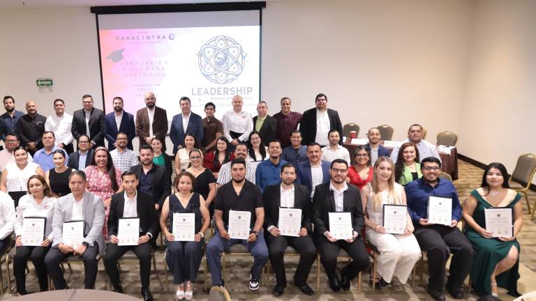 La generación 33 que concluyó con éxito el Diplomado en Liderazgo de Canacintra Mazatlán se toma la fotografía del recuerdo.