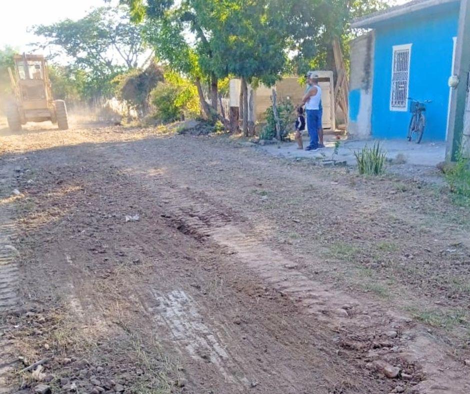 $!Nivelan calles en Tecualilla con apoyo público y privado