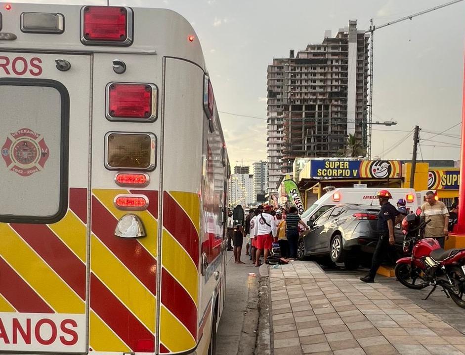 $!Auto arrolla a pareja en la Avenida del Mar, en Mazatlán; mujer queda prensada