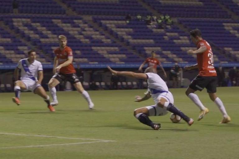 Puebla aprovecha inferioridad numérica del Mazatlán FC y lo golea