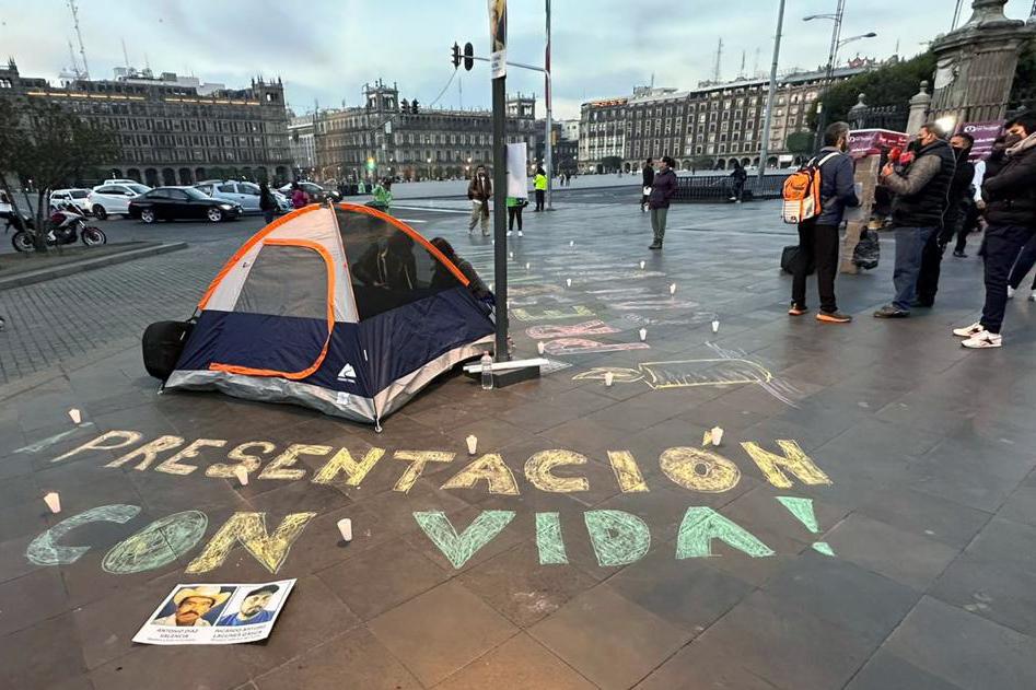 $!Dos días después de la desaparición de Ricardo Lagunes y Antonio Díaz, el 17 de enero de 2023, familiares y amigos instalaron un plantón frente a Palacio Nacional.